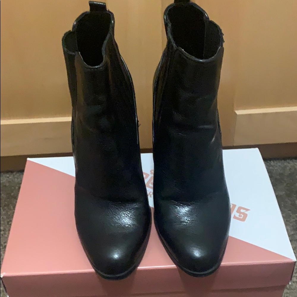 Black booties 👢